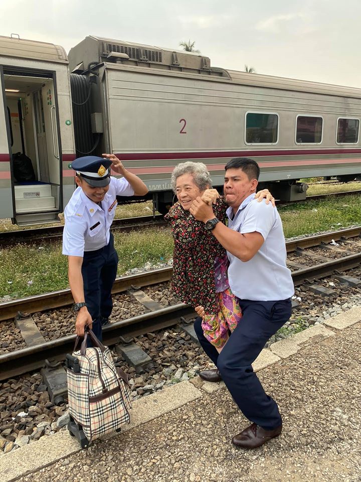 Kind Train Conductor Heroically Carries Elderly Woman Off Train As She Couldn't Get Down Steps - WORLD OF BUZZ 2