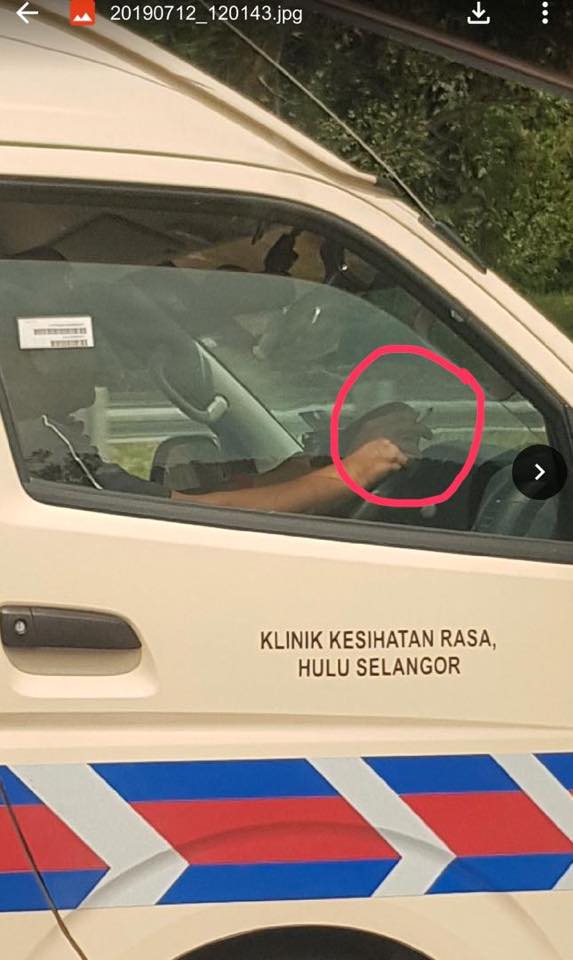 KKM Staff Member Caught Smoking In Ambulance, Netizens Worried For Patients - WORLD OF BUZZ 1