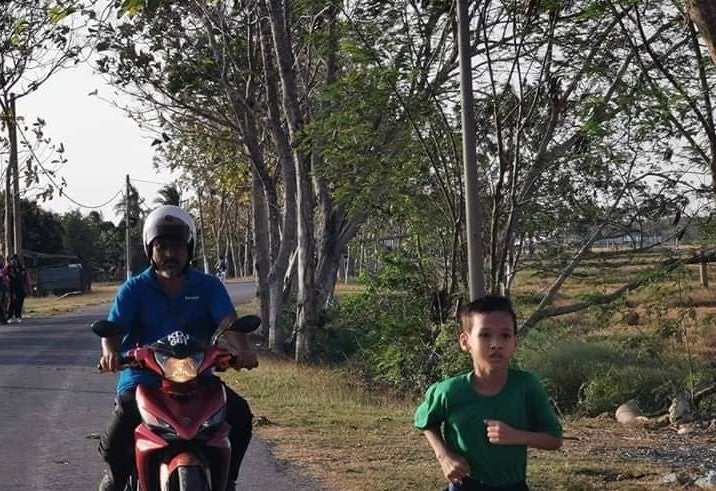 Loving Father Rides His Motorbike Alongside Tired Son To Support Him During Cross Country Run - WORLD OF BUZZ 2