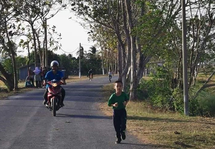 Loving Father Rides His Motorbike Alongside Tired Son To Support Him During Cross Country Run - World Of Buzz