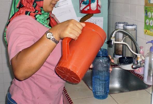 Maid Mixes Urine, Saliva & Menstrual Blood Into Food & Water She Cooked for Employer's Family - WORLD OF BUZZ 1