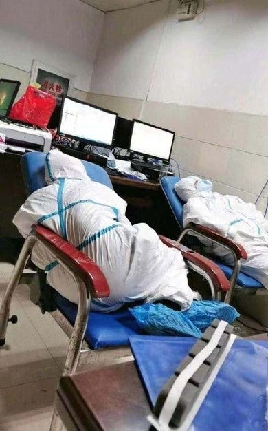 Medical Staff Exhausted From Treating Wuhan Patients Sleep On Hospital Floors & Chairs - WORLD OF BUZZ 2