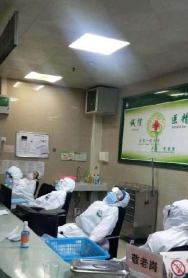 Medical Staff Exhausted From Treating Wuhan Patients Sleep On Hospital Floors & Chairs - WORLD OF BUZZ 4