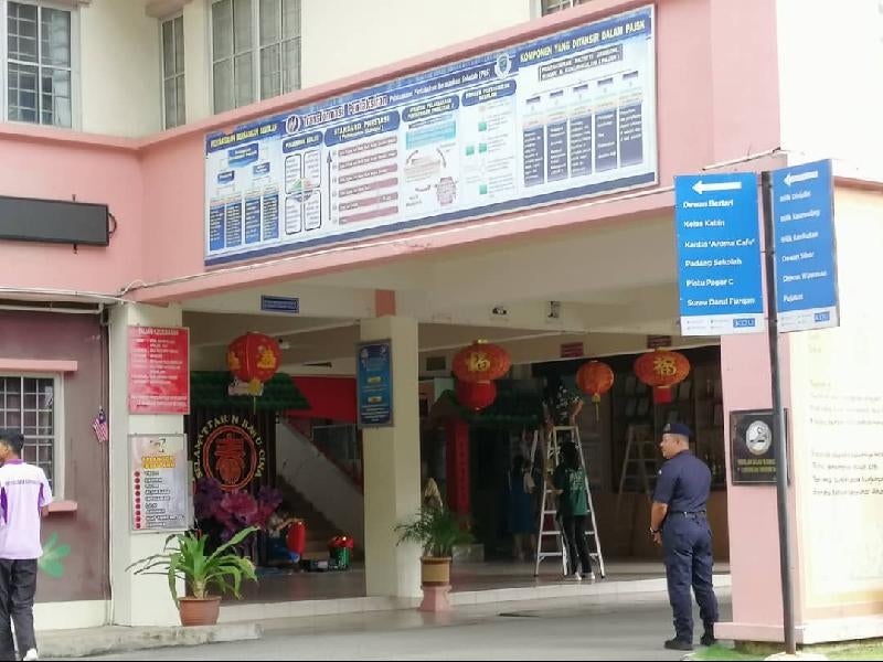 Moe &Amp; Pdrm Says No Issue With Puchong School's Cny Decor, Ornaments Put Up Again - World Of Buzz 1