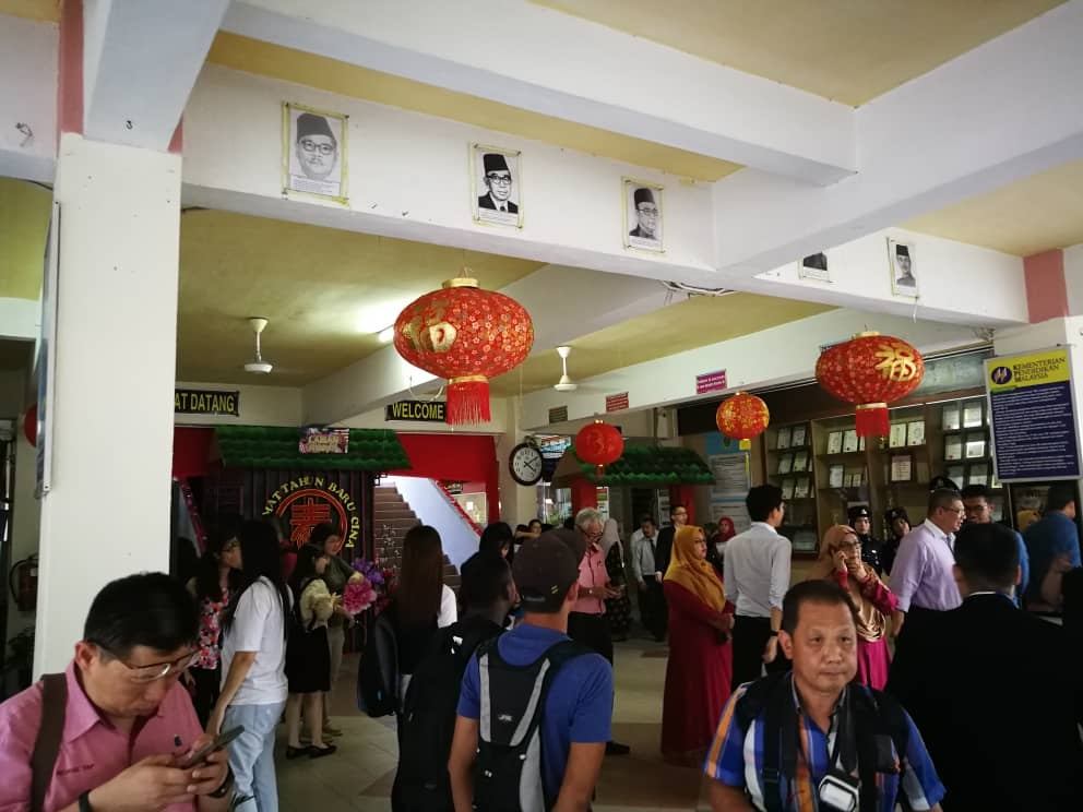 MOE & PDRM Says No Issue With Puchong School's CNY Decor, Ornaments Put Up Again - WORLD OF BUZZ 2
