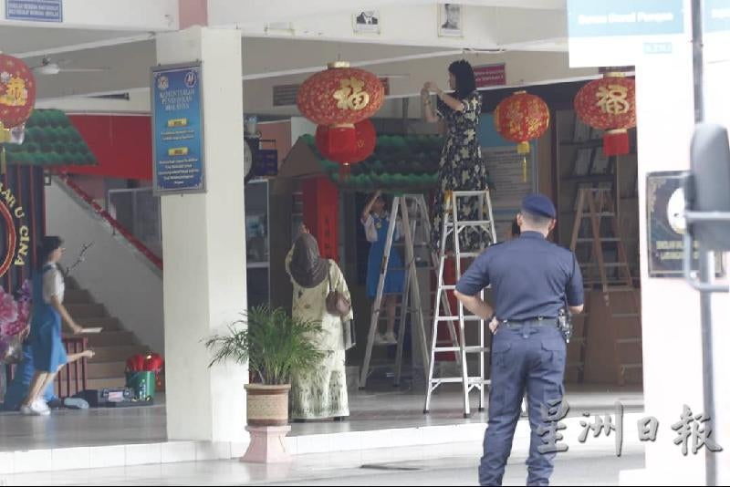 Moe &Amp; Pdrm Says No Issue With Puchong School's Cny Decor, Ornaments Put Up Again - World Of Buzz