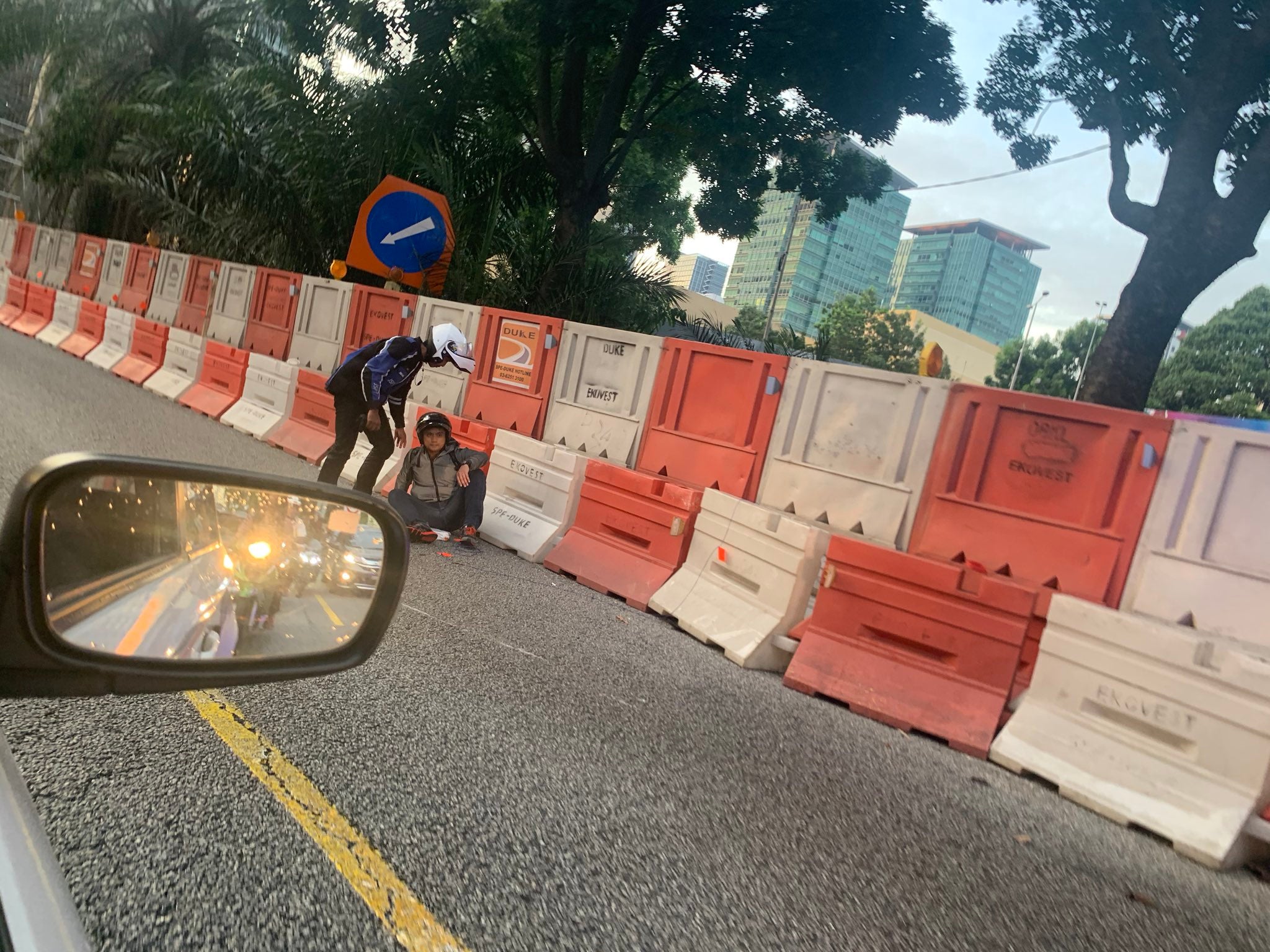 M'sian Motorcyclist Forced Off Road, Gets Into Accident To Make Room For VVIP Escorts - WORLD OF BUZZ 2