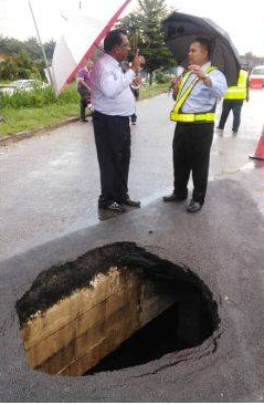 New Year, Same Klang Roads: 10m-wide Sinkhole in Klang - WORLD OF BUZZ 1