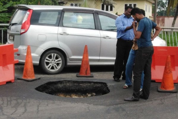 New Year, Same Klang Roads: 10m-wide Sinkhole in Klang - WORLD OF BUZZ 3