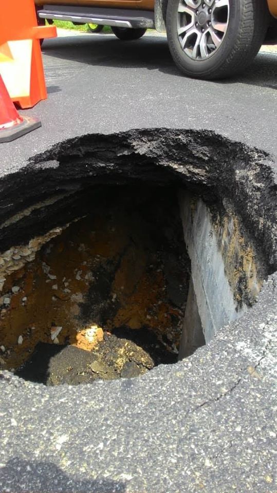 New Year, Same Klang Roads: 10m-wide Sinkhole in Klang - WORLD OF BUZZ 4