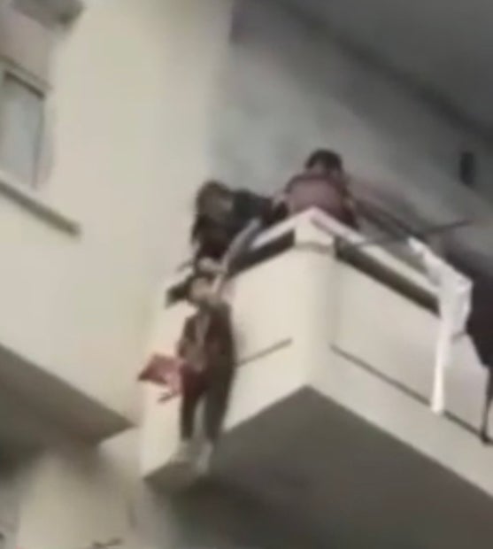 Priorities: Grandmother Hangs Her Grandson From 5th Floor To Rescue A Kitty - WORLD OF BUZZ 1