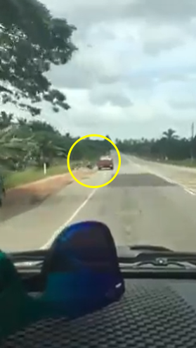 Road User Witness Driver Microsleeping and Hits A Motorcycle, Netizens Insist That They Should've Honked Instead Of Recording - WORLD OF BUZZ 1