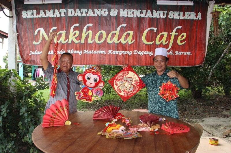 Sarawakian Malay Restaurant Showcases CNY Decor, Proudly Celebrates With Chinese Customers Yearly - WORLD OF BUZZ