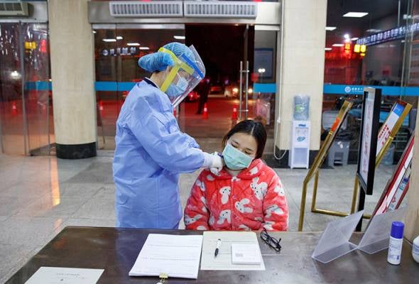 Selfless Nurse Who Was Cured From Wuhan Virus Goes Back To Treat Infected Patients - WORLD OF BUZZ 4