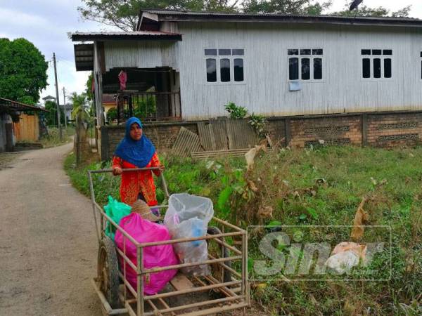 Single M'sian Mother Raises Kids By Collecting Rubbish, Now They're All Successful - WORLD OF BUZZ 1