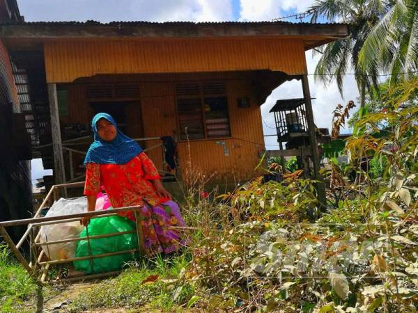 Single M'sian Mother Raises Kids By Collecting Rubbish, Now They're All Successful - WORLD OF BUZZ