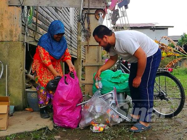 Single M'sian Mother Raises Kids By Collecting Rubbish, Now - WORLD OF BUZZ