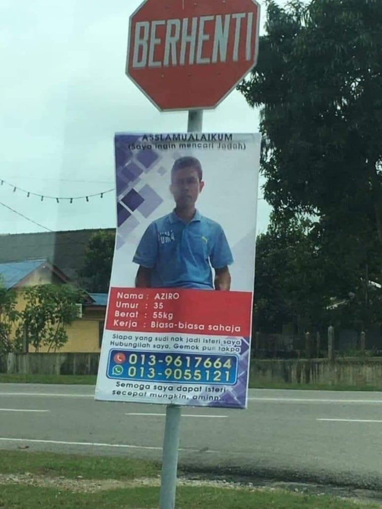 Terengganu Man Creates Banners To Advertise Himself So That He Could Find A Wife - WORLD OF BUZZ 2