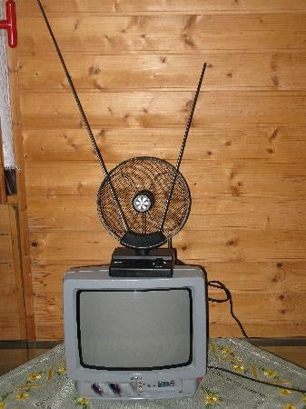 [Test] Adjusting The Tv Antennae &Amp; X Other Struggles Every M’sian Growing Up In The Early 90S Will Remember! - World Of Buzz
