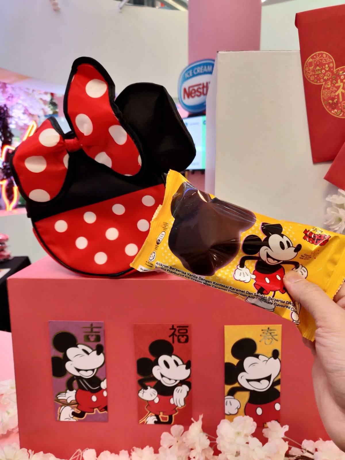 [Test] This Iconic Ice Cream That's Only Sold In Disneyland Is Now Available In Malaysia &Amp; It's So Good - World Of Buzz 4