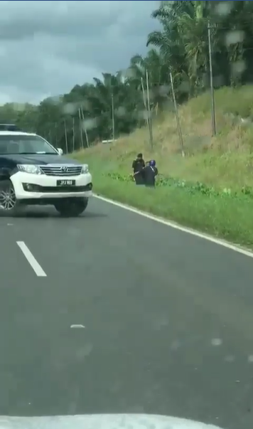 Two Officers Forcefully Nabs Motorcyclist For Fleeing A Roadblock In Lahad Datu - World Of Buzz 1