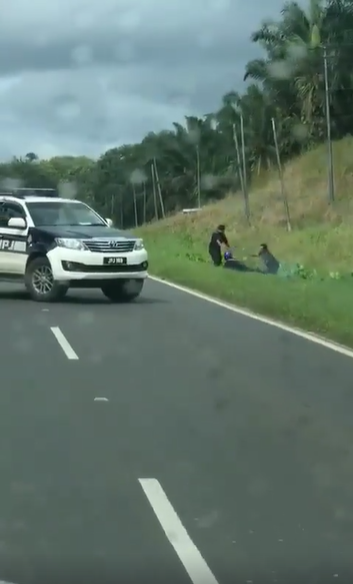 Two Officers Forcefully Nabs Motorcyclist For Fleeing A Roadblock In Lahad Datu - WORLD OF BUZZ