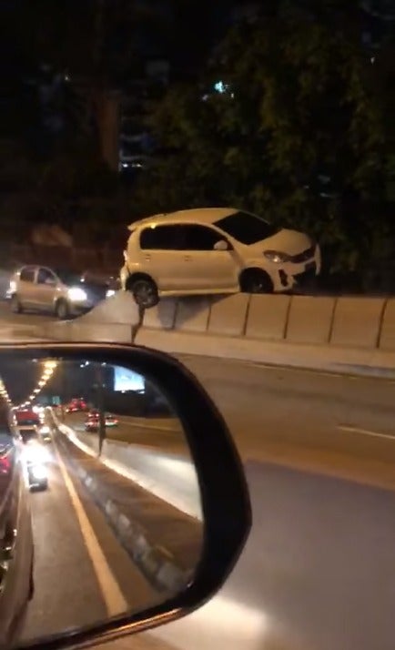 Video: &Quot;Flying&Quot; Myvi Gets Stuck On Top Of Divider At Jb, Netizens Amazed - World Of Buzz 1