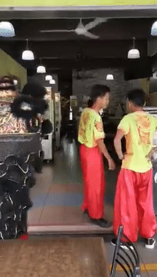 Video: S'wak Malay Restaurant Invites Lion Dance To Perform For CNY, Proves Everyone Loves Lion Dances - WORLD OF BUZZ 1