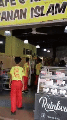 Video: S'wak Malay Restaurant Invites Lion Dance To Perform For CNY, Proves Everyone Loves Lion Dances - WORLD OF BUZZ 2