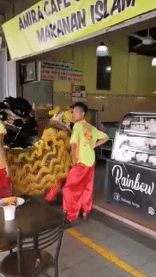 Video: S'wak Malay Restaurant Invites Lion Dance To Perform For CNY, Proves Everyone Loves Lion Dances - WORLD OF BUZZ