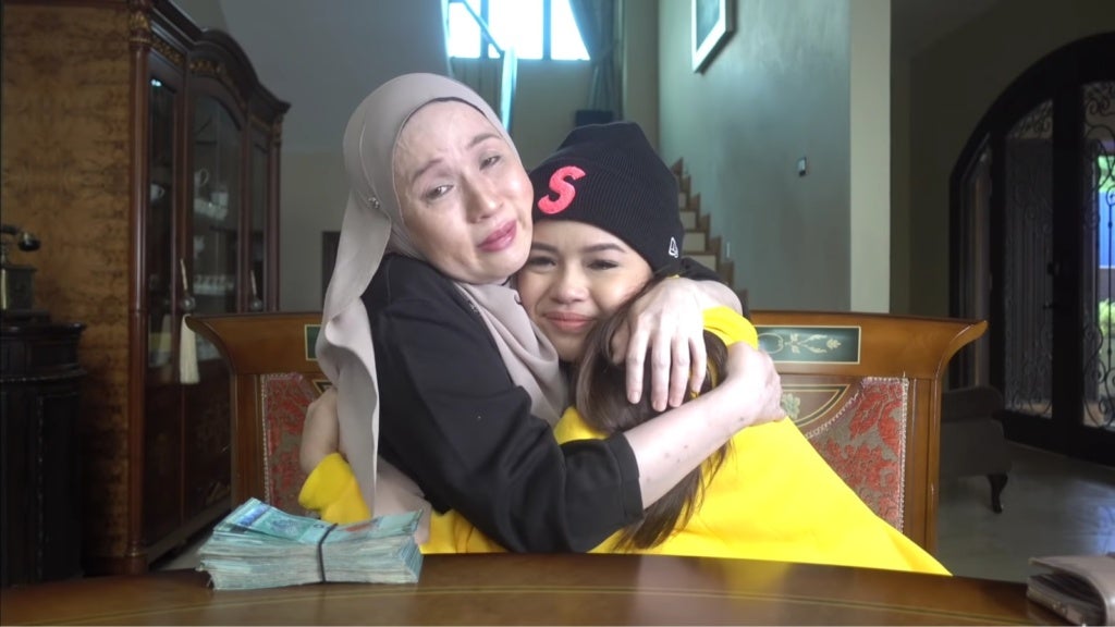 Watch: 19-Years-Old Malaysian Youtuber Surprises Her Mom With RM10,000 Cash in Super Cute Video - WORLD OF BUZZ 1