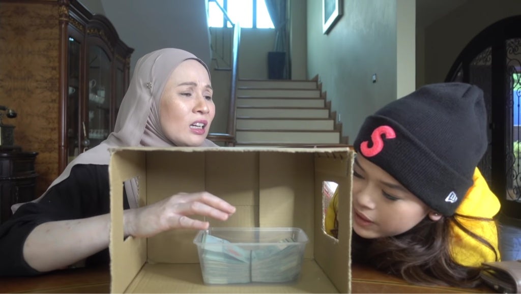 Watch: 19-Years-Old Malaysian Youtuber Surprises Her Mom With RM10,000 Cash in Super Cute Video - WORLD OF BUZZ 2