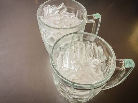 83440646 Pequeño Cilindro En Forma De Hielo En La Jarra De Vidrio Poner En La Mesa De Acero Que Se Preparó Para Ver