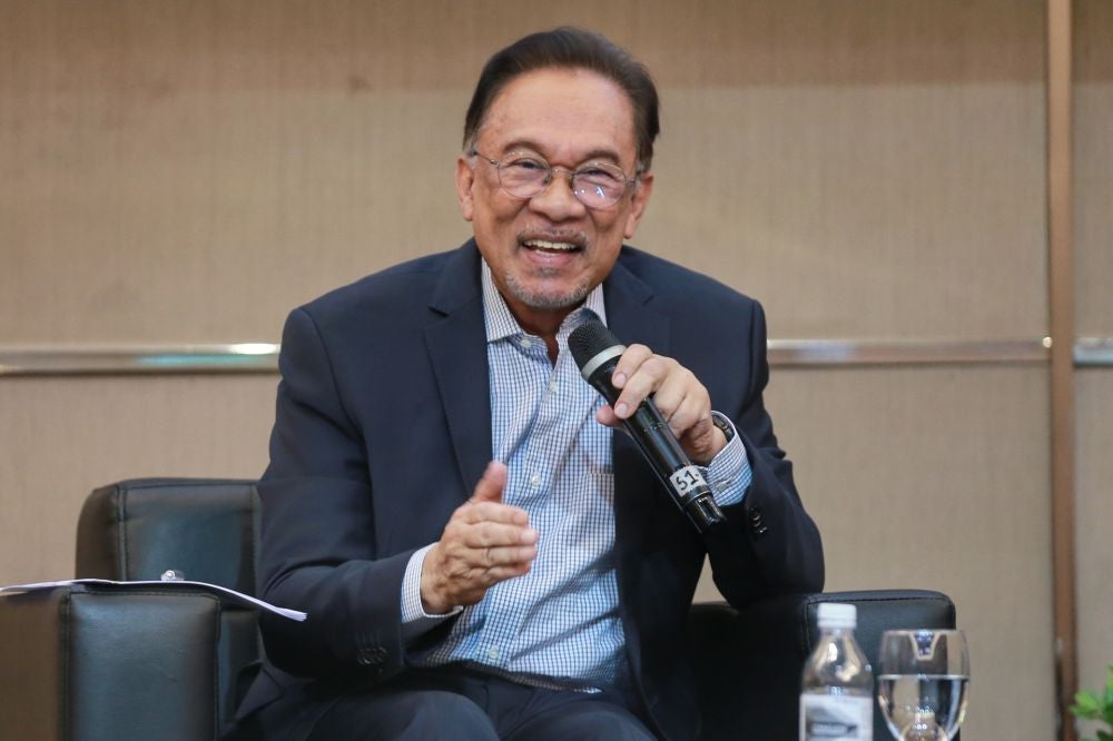 Anwar Believed To Receive The Most Support Among MPs, PH Wants Him To Meet Agong To Prove It - WORLD OF BUZZ