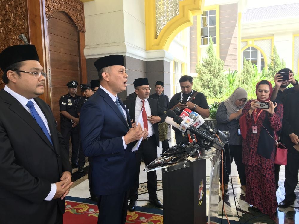 Breaking: Ydp Agong Will Interview All 222 Mps To Determine Majority In Dewan Rakyat In Unprecedented Move - World Of Buzz
