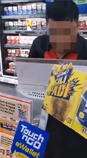 Convenient Store Worker Caught Red Handed For Trying To Steal A Customer's Money By Cheating Him On His Final Bill - WORLD OF BUZZ 1
