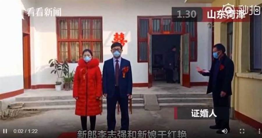 Doctor Gets Married in 10 Minute Ceremony, Rushes Back to Hospital To Treat Wuhan Virus Patients - WORLD OF BUZZ