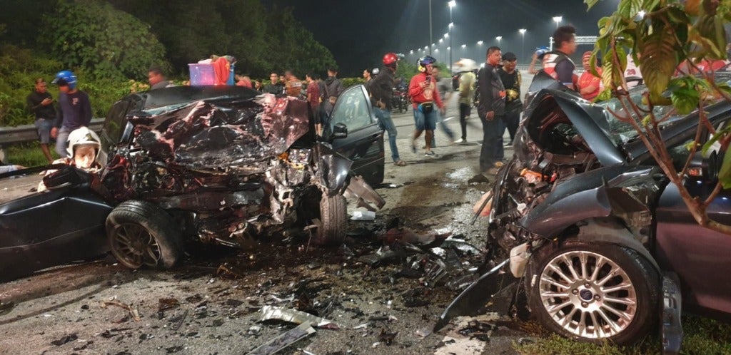 Drunk Driver Crashes Into A Car And Three Motorbikes, Killing One In Negeri Sembilan - World Of Buzz 1