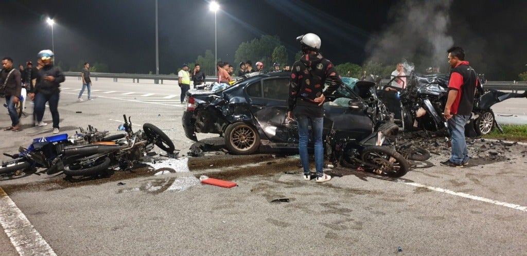 Drunk Driver Crashes Into A Car And Three Motorbikes, Killing One In Negeri Sembilan - World Of Buzz 3