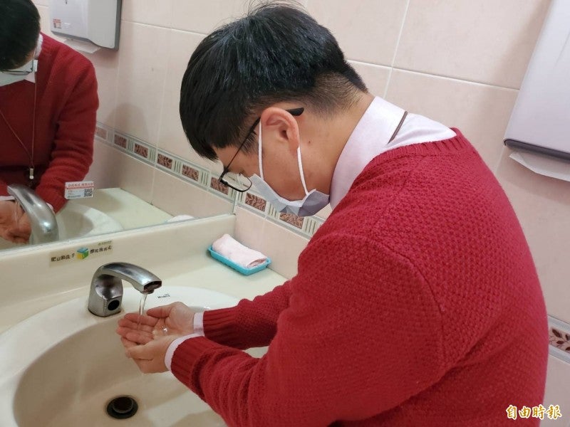 Expert: Wuhan Virus Can Survive Up To 5 Days On Contaminated Surfaces In The Right Conditions - World Of Buzz 2
