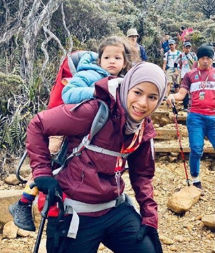 Inspiring M'sian Mum Successfully Hikes Mount Kinabalu With Her 3yo Child In Just 19 Hours! - WORLD OF BUZZ 2