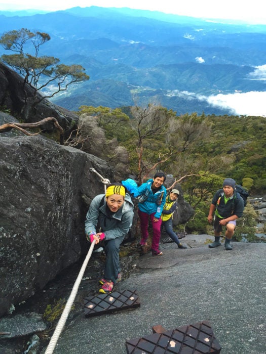 Inspiring M'sian Mum Successfully Hikes Mount Kinabalu With Her 3yo Child In Just 19 Hours! - WORLD OF BUZZ