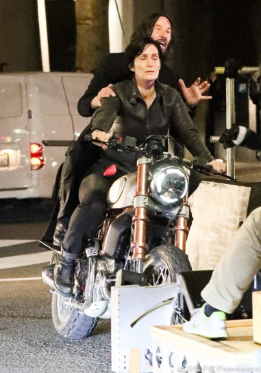 Keanu Fans Unite, This Is Your FIRST LOOK Of Him As Neo In The Upcoming Matrix 4 Movie! - WORLD OF BUZZ 2