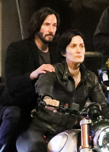 Keanu Fans Unite, This Is Your FIRST LOOK Of Him As Neo In The Upcoming Matrix 4 Movie! - WORLD OF BUZZ 3