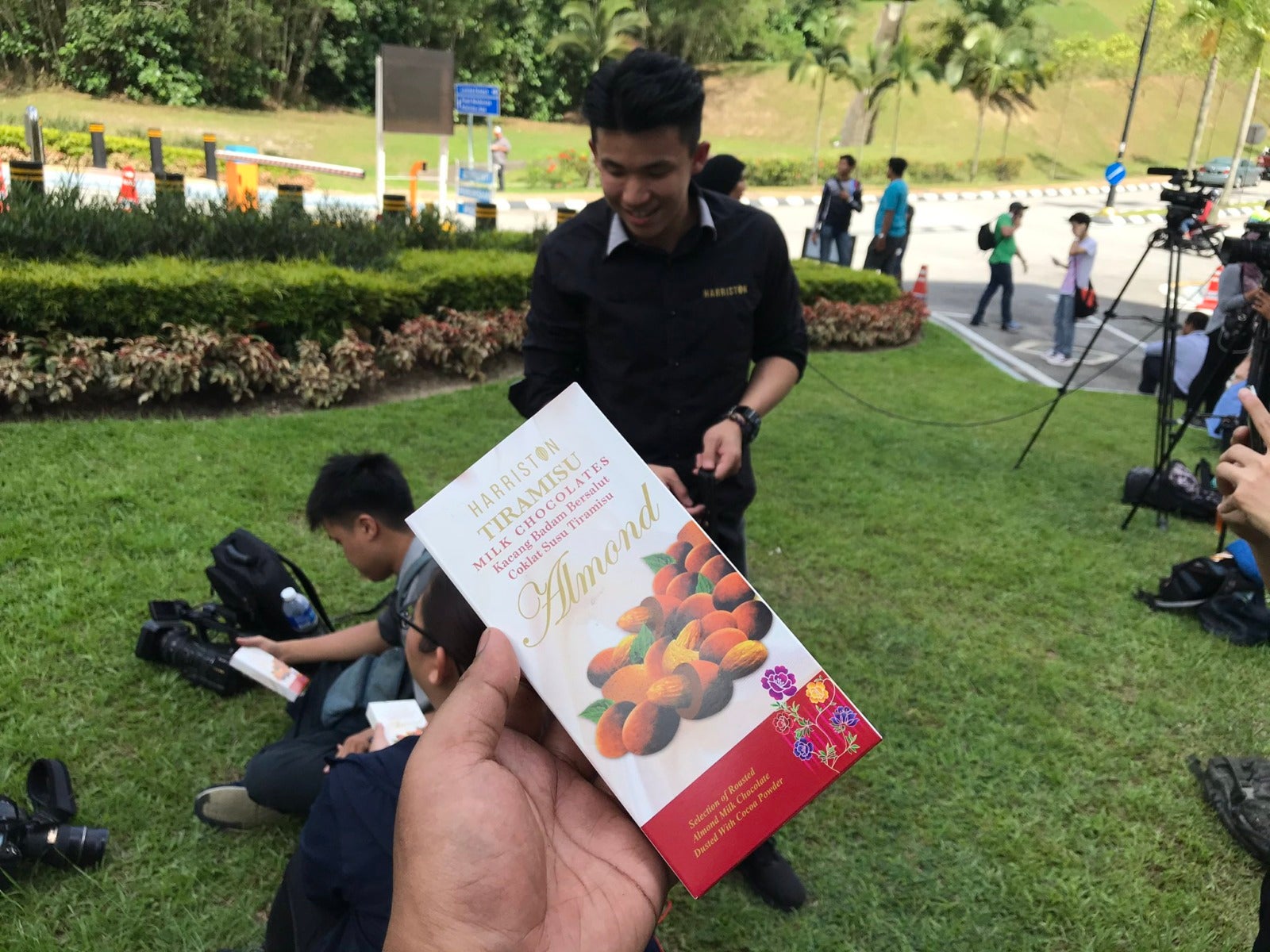 King & Queen Gives Out KFC to Famished Media Personnels Outside of Istana Negara - WORLD OF BUZZ 1