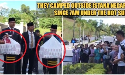 King &Amp; Queen Gives Out Kfc To Famished Media Personnels Outside Of Istana Negara - World Of Buzz 2