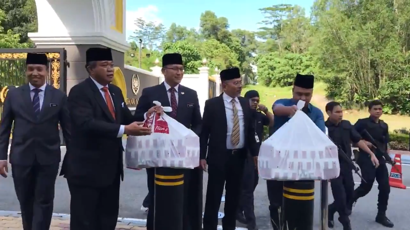 King & Queen Gives Out KFC to Famished Media Personnels Outside of Istana Negara - WORLD OF BUZZ 3