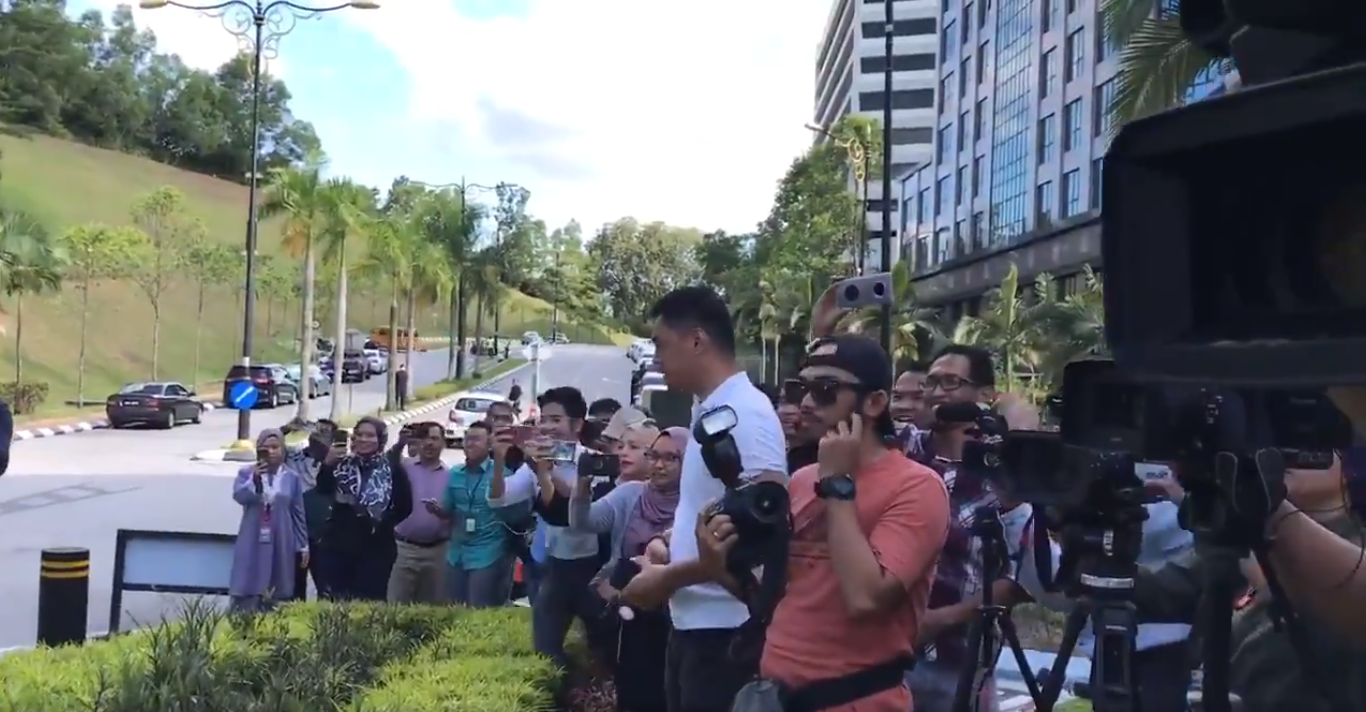 King & Queen Gives Out KFC to Famished Media Personnels Outside of Istana Negara - WORLD OF BUZZ