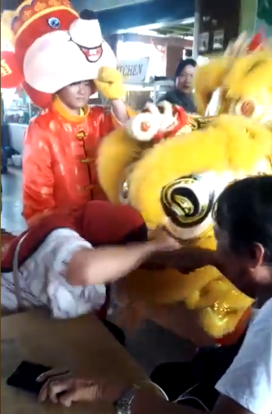 Makcik's Latah-Ed As A Lion Dance Troupe Performs At A Local Eatery - World Of Buzz 1