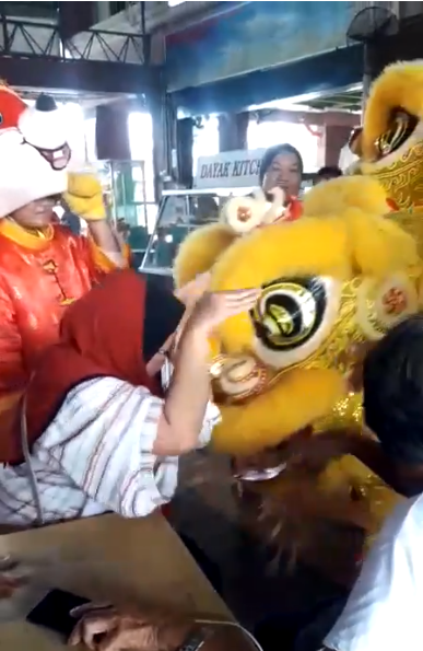 Makcik's Latah-Ed As A Lion Dance Troupe Performs At A Local Eatery - World Of Buzz 3